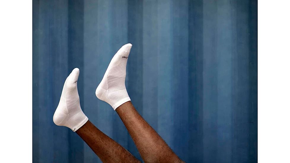 Darn Tough Run Quarter Ultra-Lightweight Running Socks - Men's - Image 10